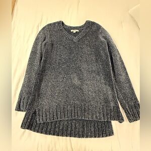 Orvis Women's Navy and White V-Neck Sweater